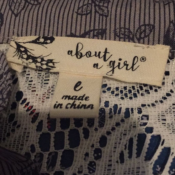 Super Cute Grey Striped Rose Button Down Large - Picture 2 of 4